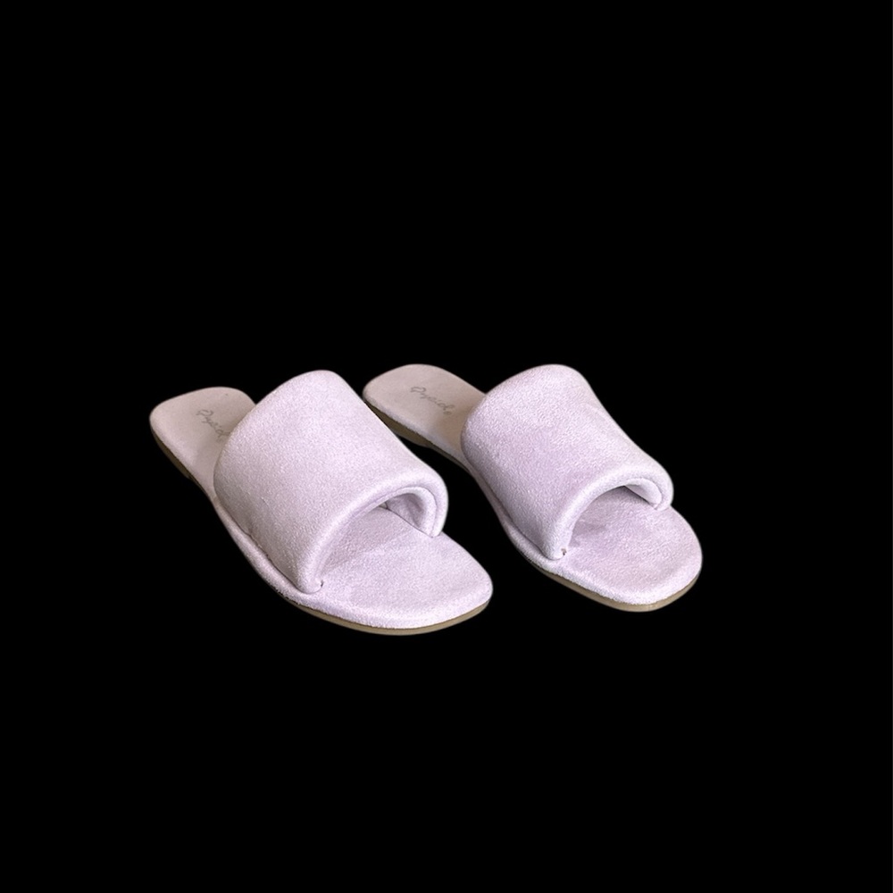 Qupid Women’s Light Lavendar Stretch Suede Slip on Sandals
Size - 7 BNWT